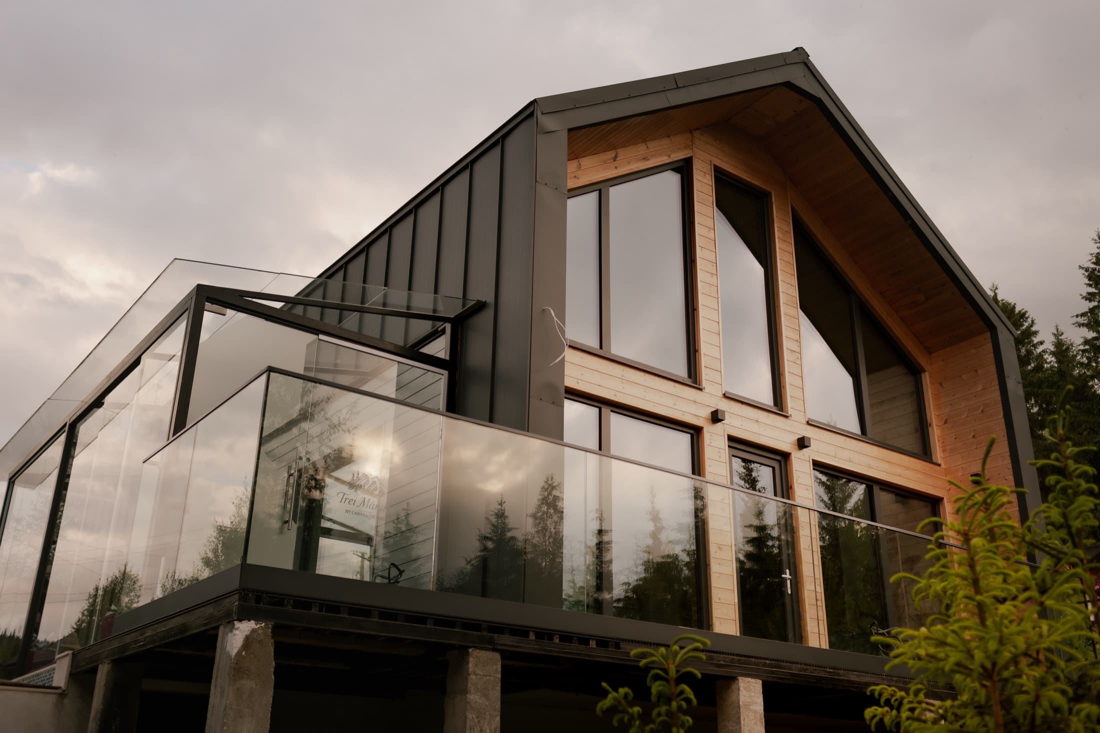 Cabană contemporană integrată în peisajul montan