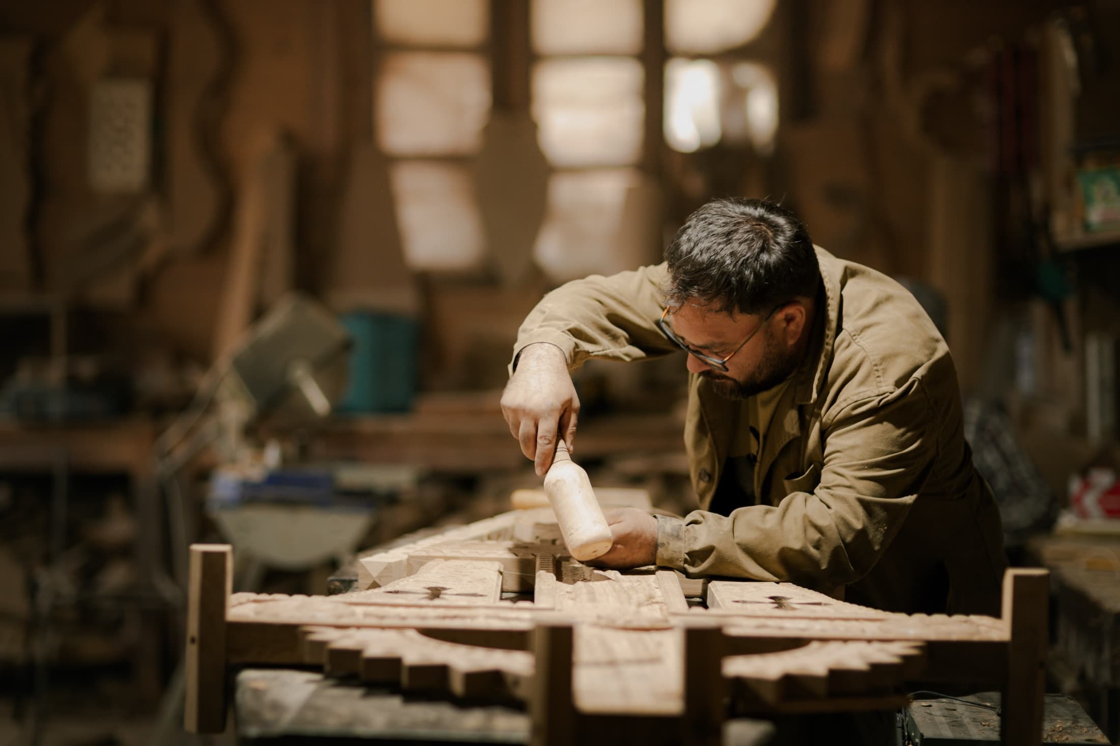 Meșteșugar local lucrând manual lemnul în atelier